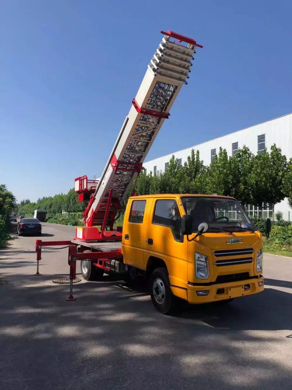 新化附近的云梯车出租服务：轻松解决高空作业需求