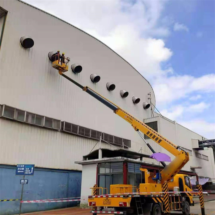 新化高空作业车出租服务：专业广告牌安装解决方案