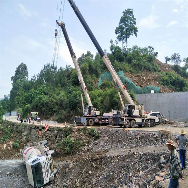 新化汽车掉沟里叫吊车救援要多少钱